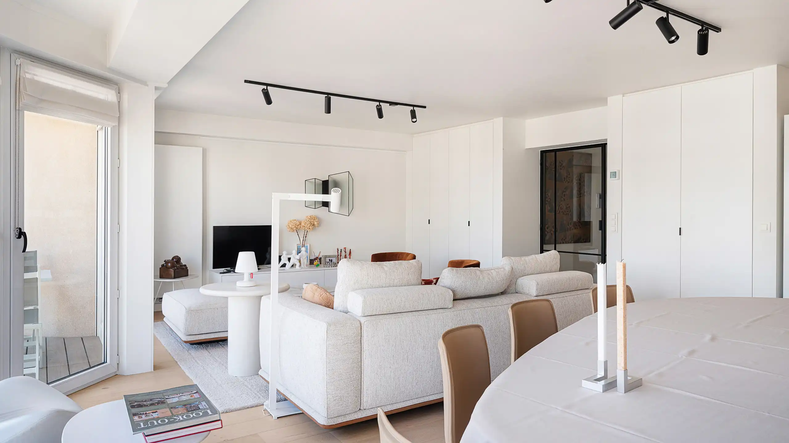 Lichtrijk gerenoveerd appartement met open zichten foto 10