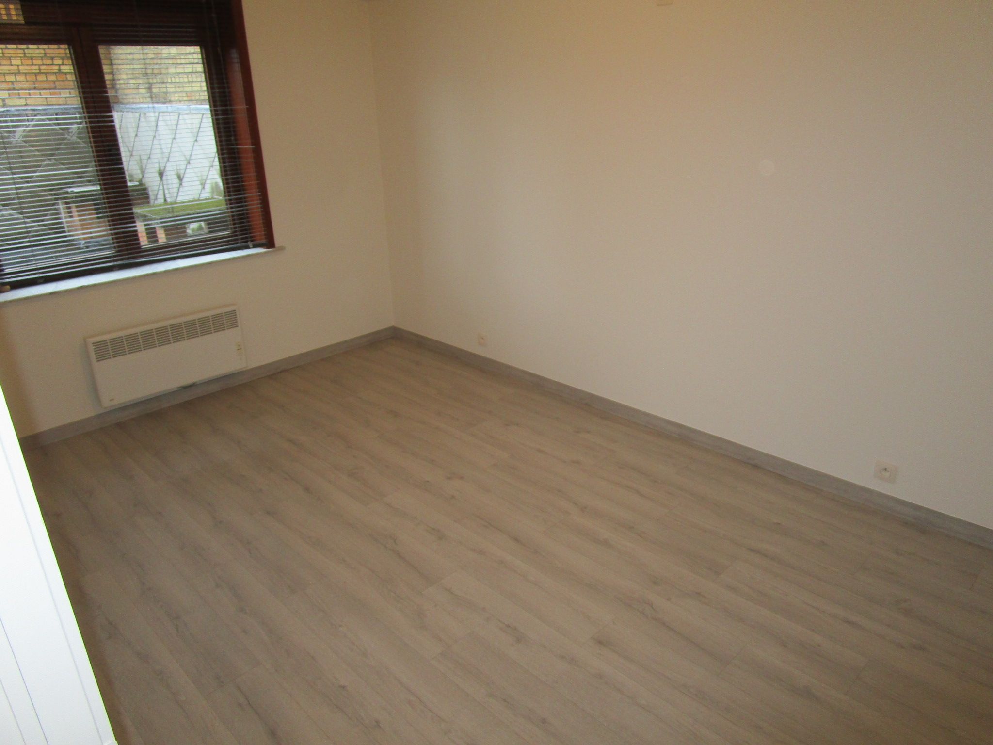 Ruim ongemeubeld appartement met 2 slaapkamers in volle centrum met breed zongericht balkon aan de woonkamer. foto 11