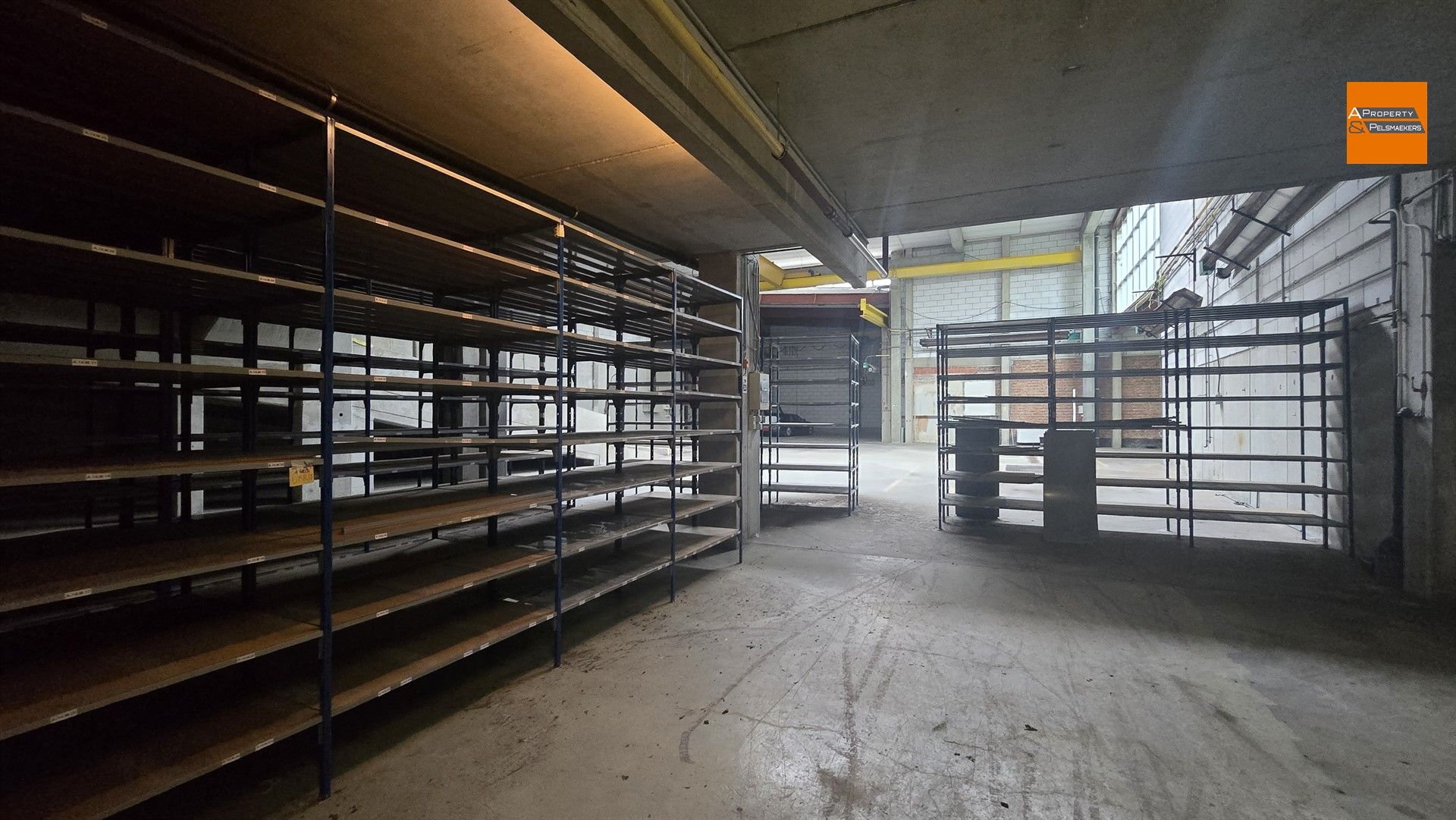 Groot Magazijn/Atelier (1050 m²) met Kantoorruimte (140 m²) te Laken (Mutsaard) foto 12