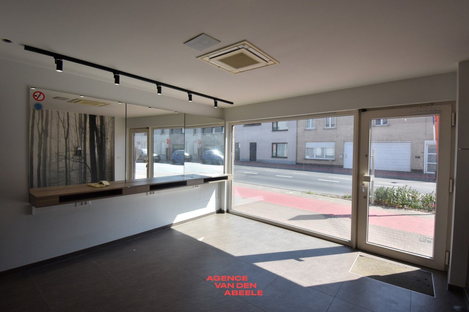 Commercieel gelegen woning met 4 slaapkamers en tuin foto 6