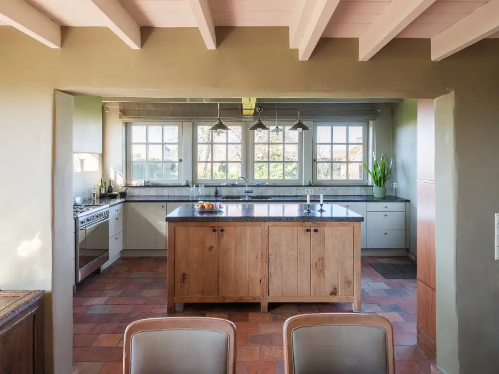 Karaktervolle hoeve met 5 slaapkamers en 4 badkamers, discreet gelegen op de tweede bouwlijn in een groene omgeving. foto 7