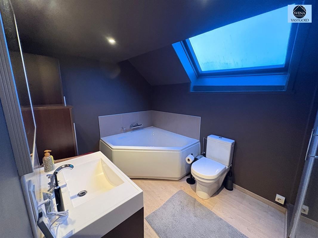 ZEER GEZELLIGE WONING MET GROTE TUIN TE LESSEN foto 9