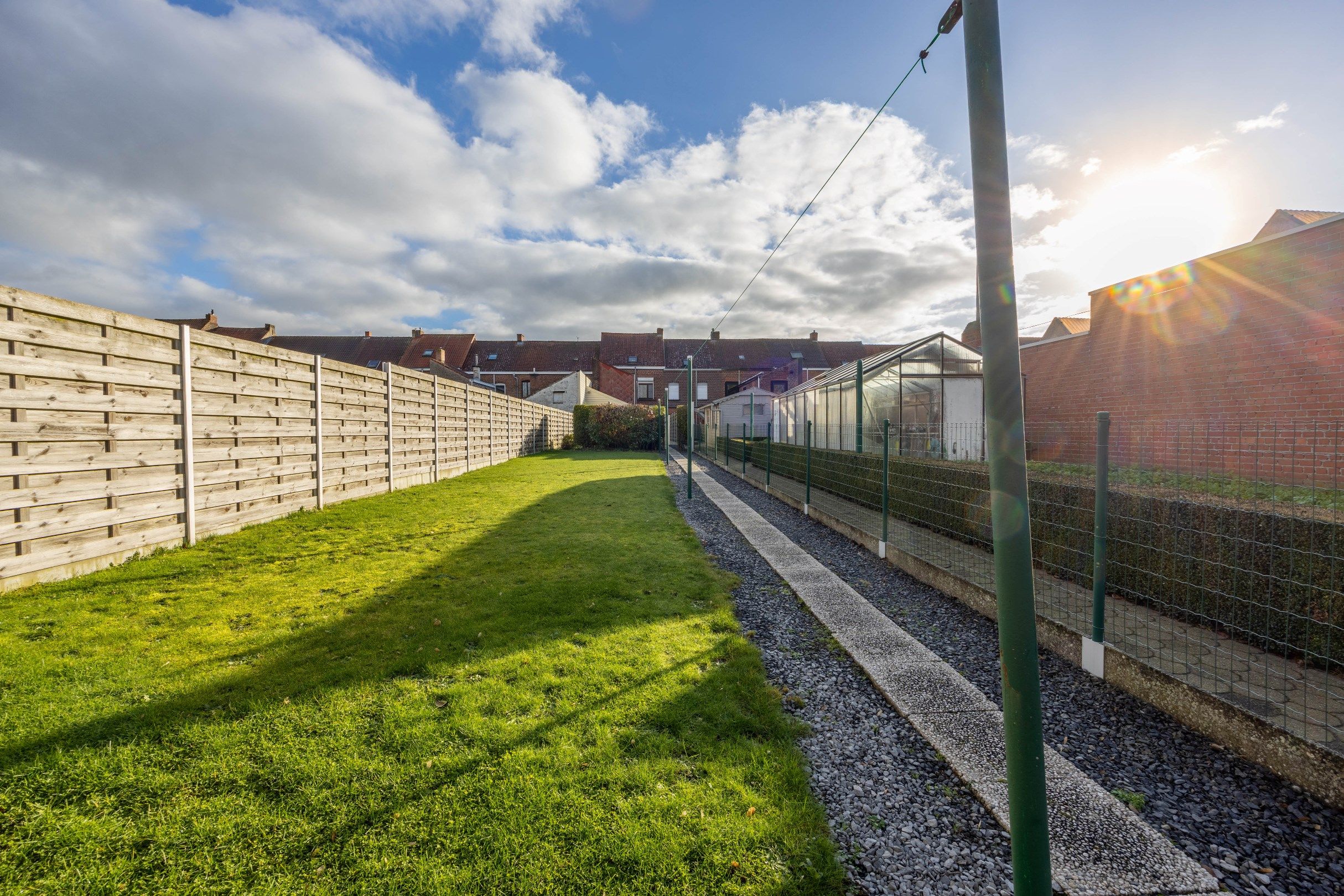 INSTAPKLARE WONING MET GARAGE EN UITWEG foto 9