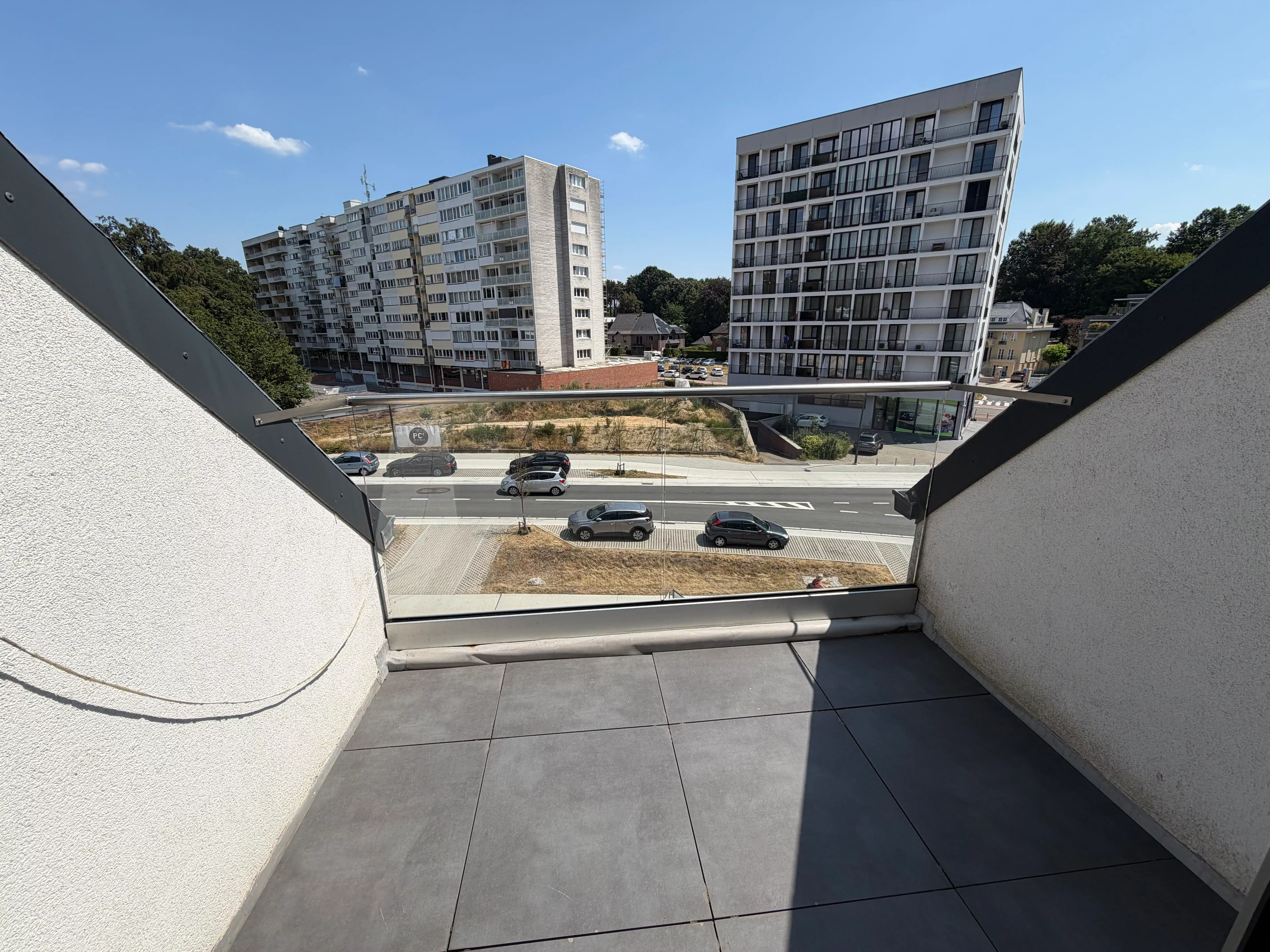Prachtig duplexappartement met 2 slaapkamers, 2 badkamers, 2 terrassen en 1 autostaanplaats. foto 8