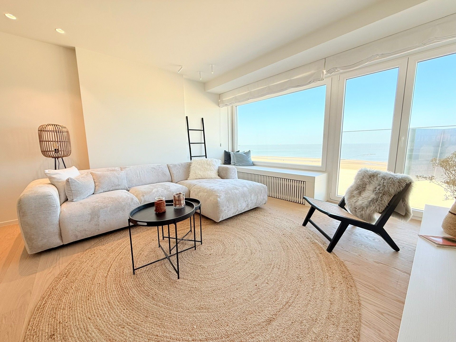 Luxueus gerenoveerd appartement met frontaal zeezicht aan het Albertstrand foto 2