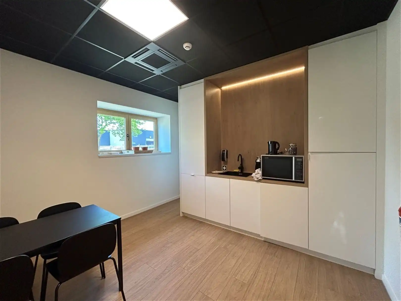 Hedendaags kantoorgebouw met magazijn foto 9