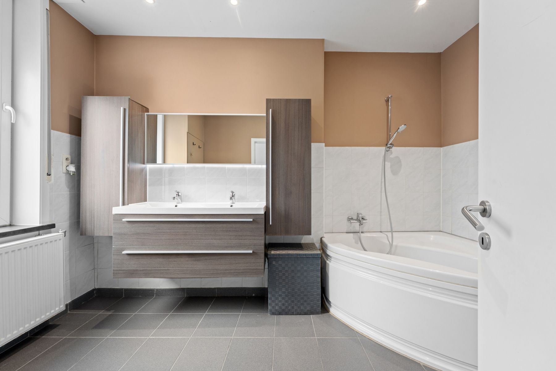 Instapklare gerenoveerde woning met 4 slaapkamers! foto 6