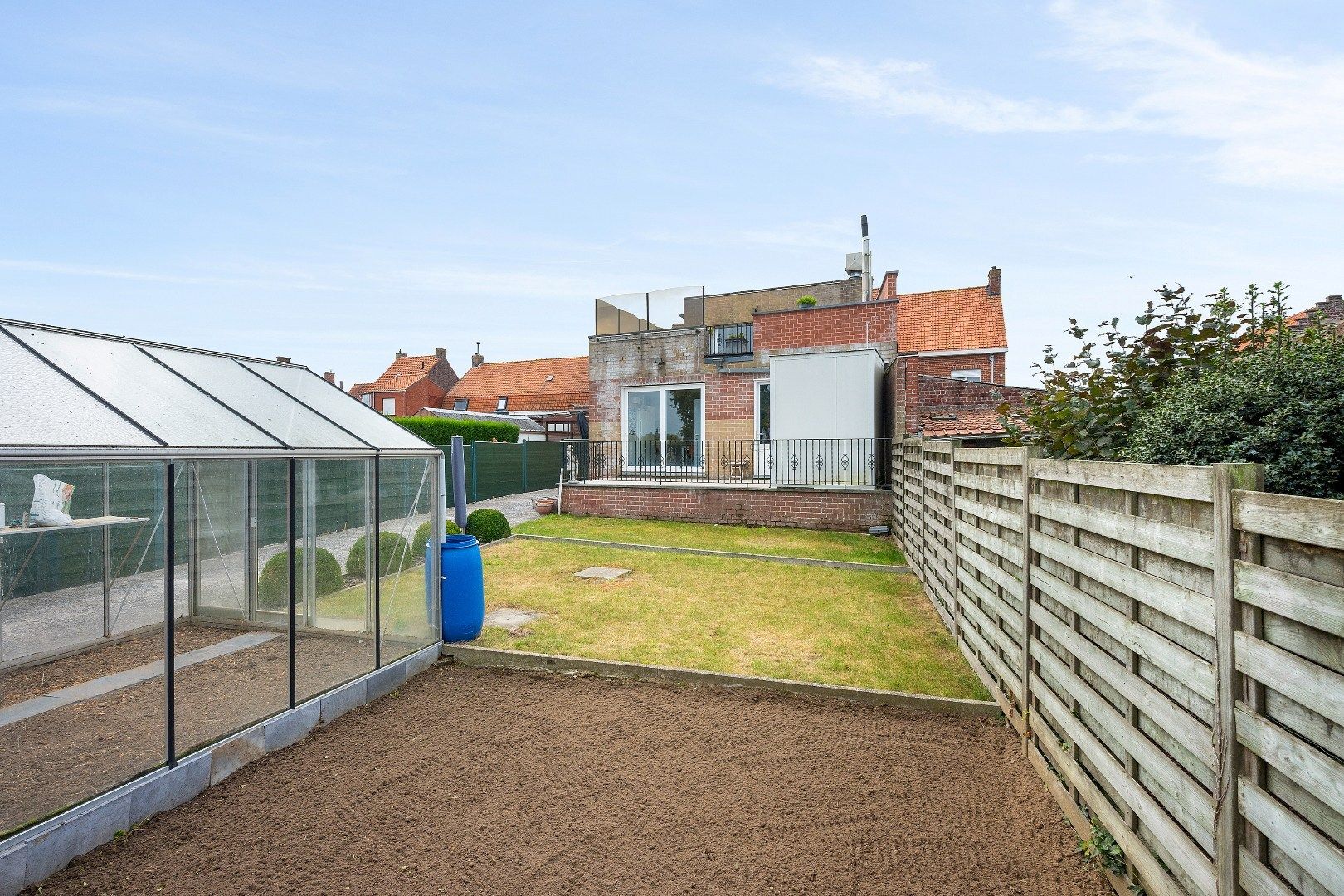 COMMERCIËLE HANDELSWOONST MET 3 SLPKS, GROTE GARAGE EN GUNSTIG EPC foto 19