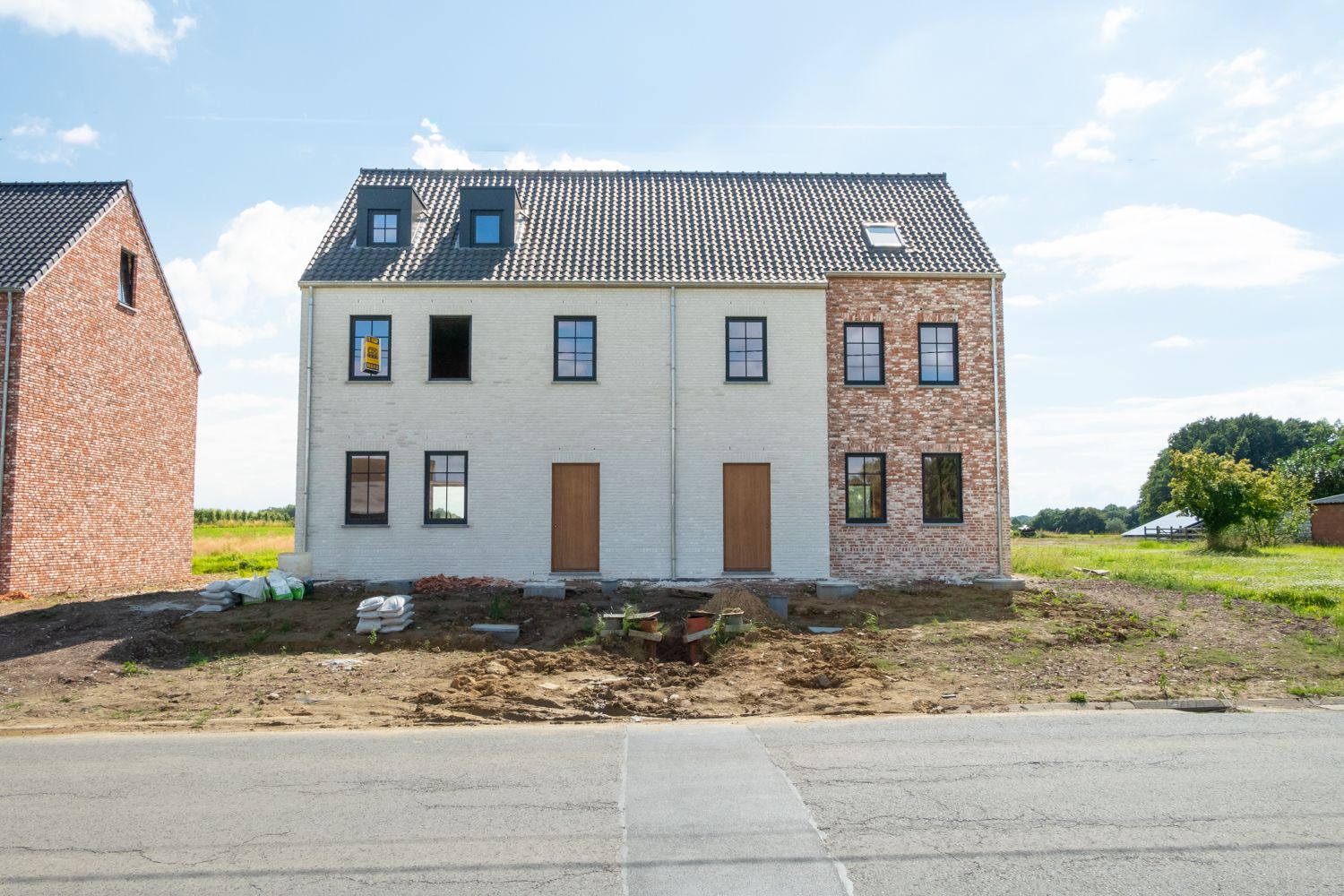 NIEUWBOUW VILLA IN AFWERKINGSFASE foto {{pictureIndex}}