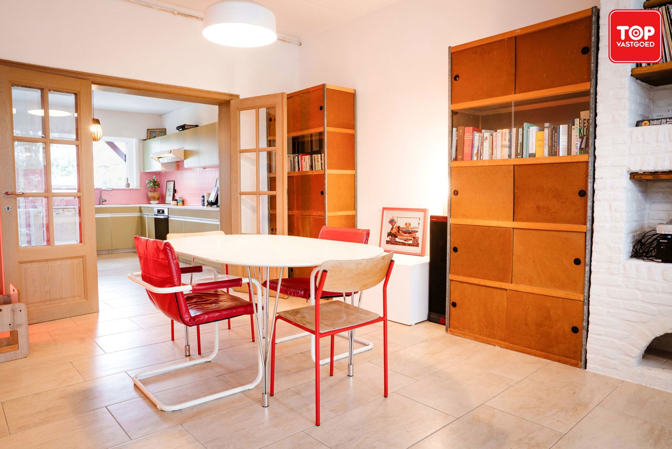 Woning met mooie tuin en ingang via de achtergelegen garage.  foto 4