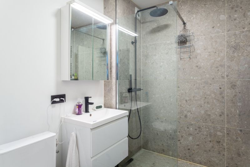 Ruim en lumineus, instapklaar 2 slpk. app. met terras en zicht op het groen+P! foto 16