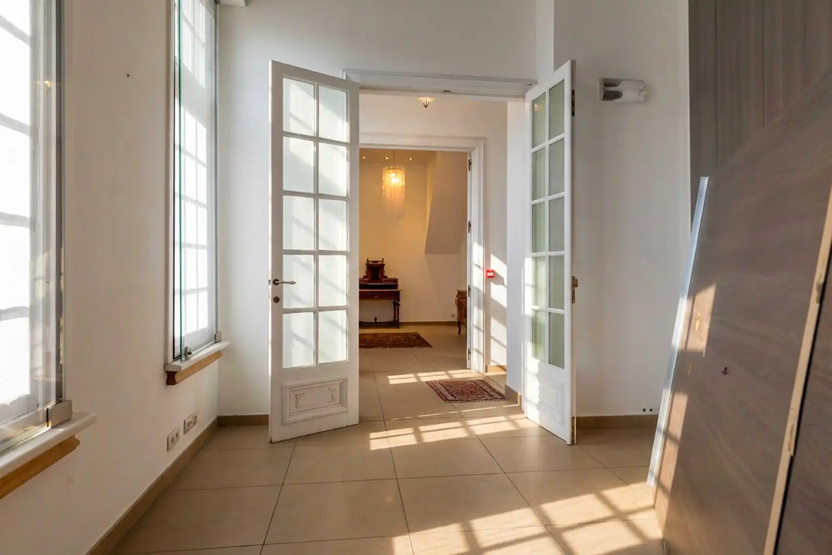 Iconisch neo-gotisch pand met uniek zicht op de Ezelpoort en het Stil Ende foto 5