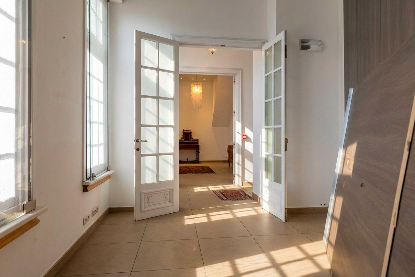 Iconisch neo-gotisch pand met uniek zicht op de Ezelpoort en het Stil Ende foto 6