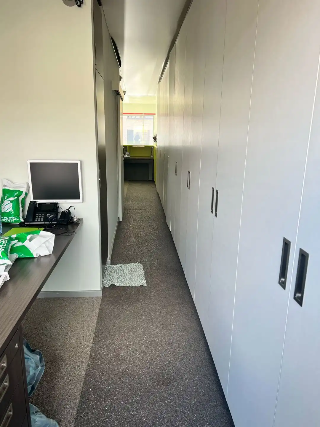 Te Koop Modern Kantoor met Aanliggend Magazijn. foto 6