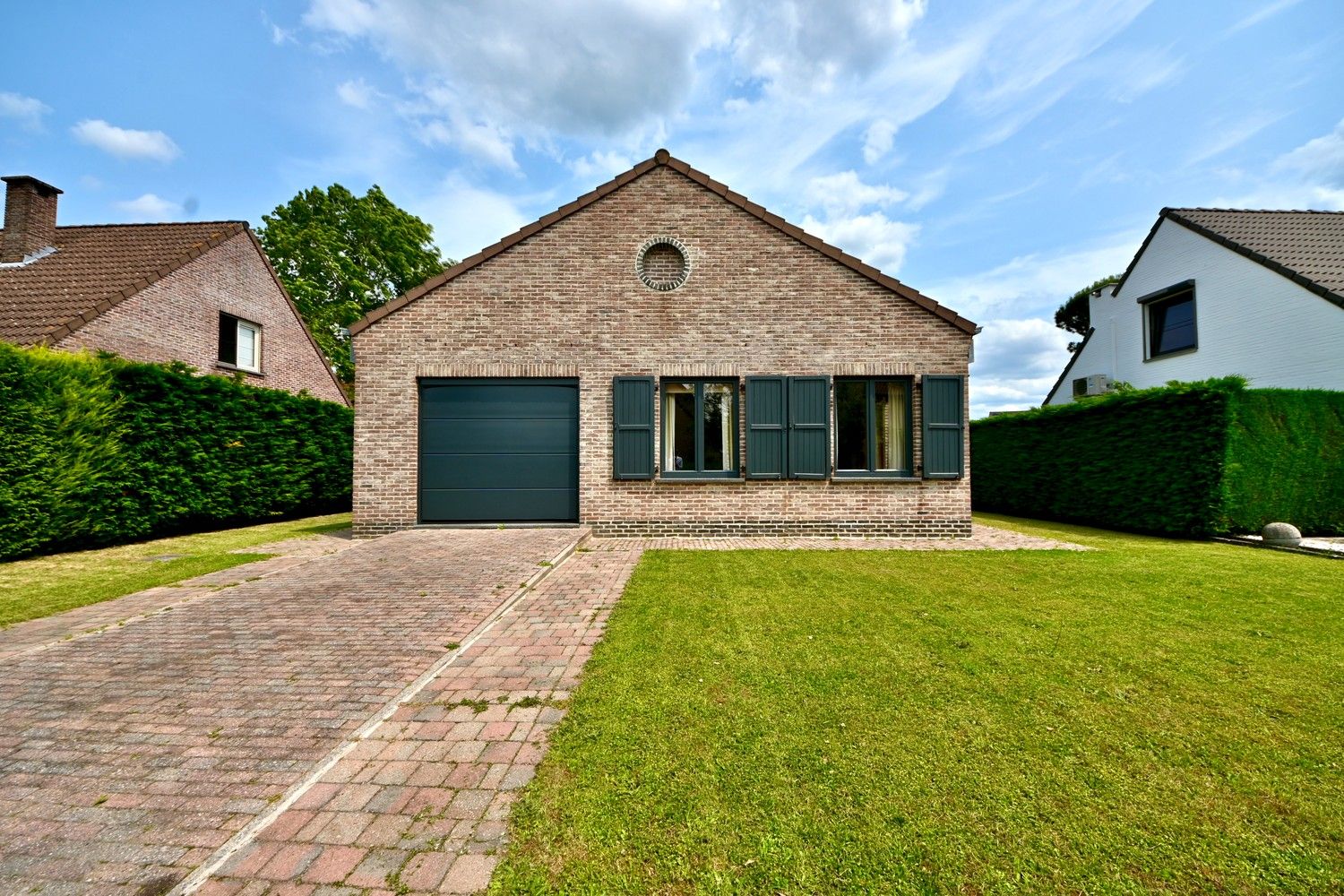 Rustig gelegen laagbouw woning met 2 slaapkamers, garage en tuin. foto {{pictureIndex}}