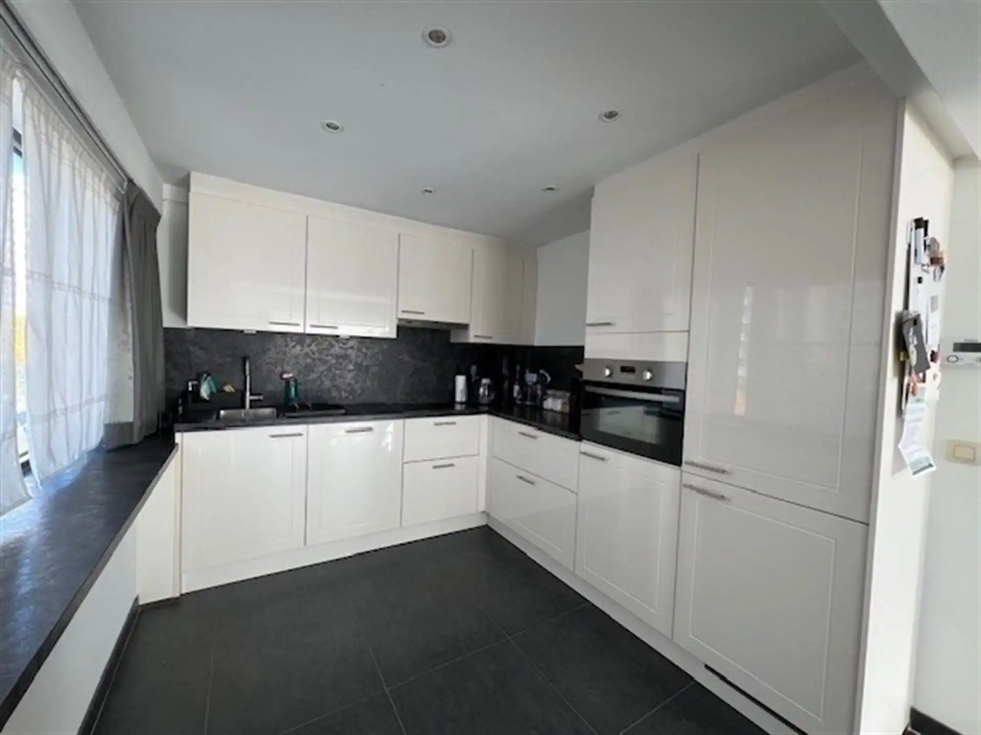 Ruim instapklaar appartement met garage! foto 2