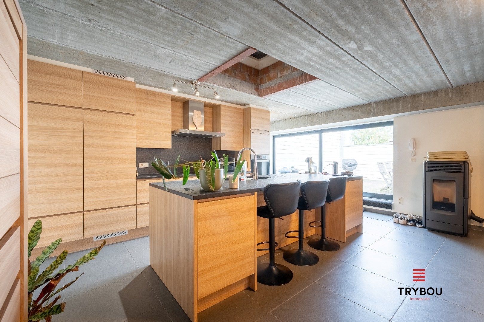Stijlvolle industriële duplex met ruim terras en staanplaats in centrum Roeselare foto 3