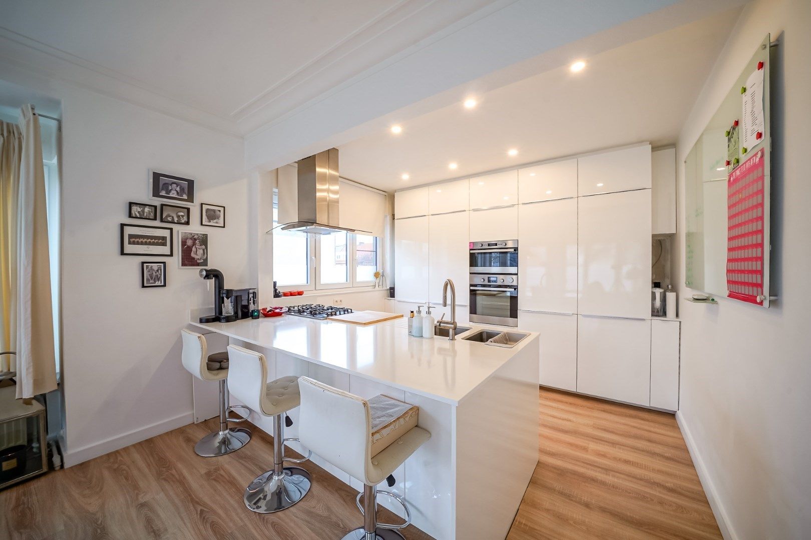 Instapklare hoekwoning met 4 slaapkamers en 4 garages foto 11