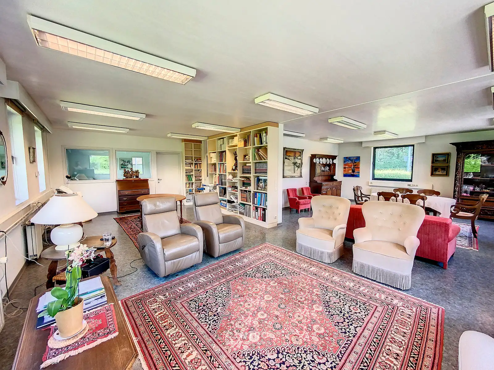 Ruim (430m²), multifunctioneel pand (bewoning, kantoor, praktijk, horeca, ...)  op ZICHTLOCATIE langs invalsweg Roeselare (vlakbij de ring R32). foto 17