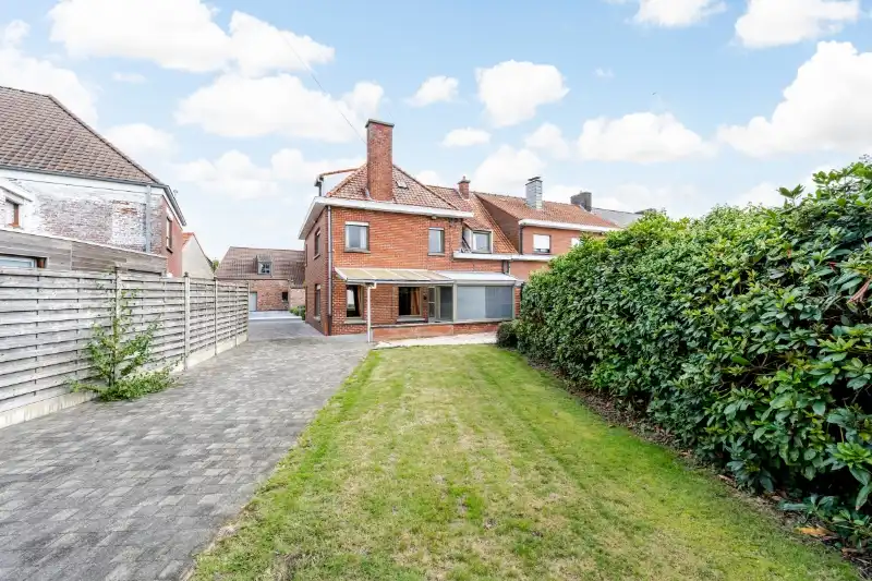 Hooglede-centrum. Charmante | ruime | half open bebouwing op 740m2 met > 4 slaapkamers, apart bijgebouw van +/- 60m2. Ideaal voor gezinnen / extra polyvalente ruimtes, ideaal gelegen. foto 2