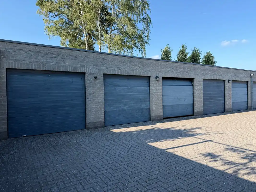 Ruim gelijkvloersappartement met 2 slaapkamers, omheind terras en garage met automatische poort. foto 15
