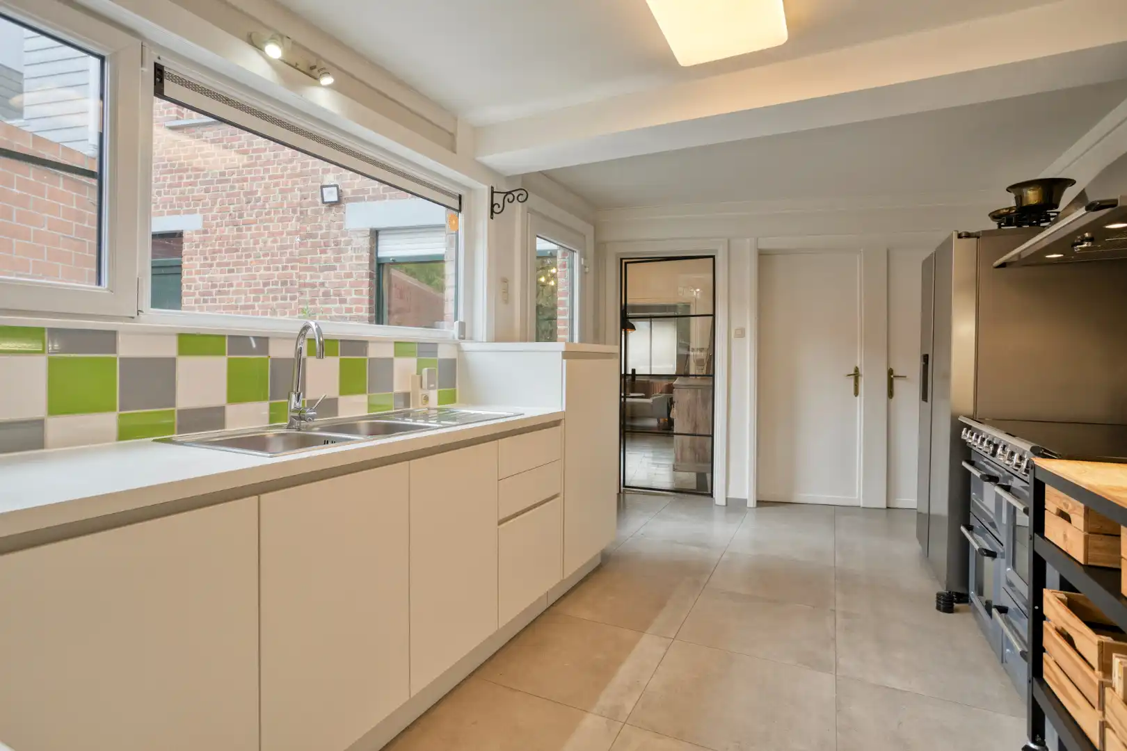 Zeer ruime gerenoveerde woning met 3 à 4 slaapkamers en garage! foto 8