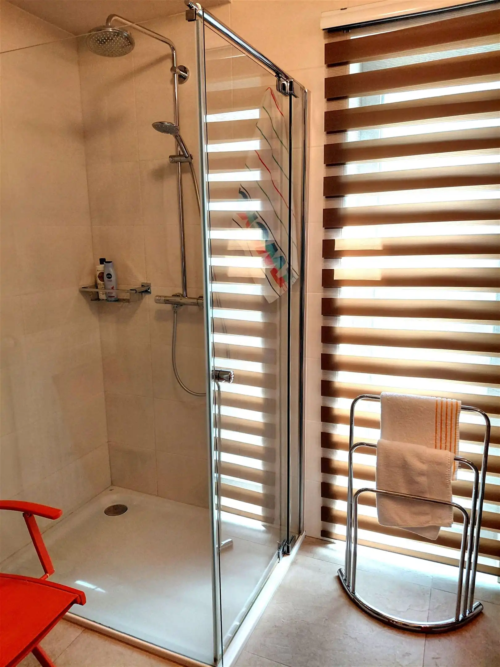 TE HUUR: Ruim appartement met 2 slaapkamers te Lummen! foto 12
