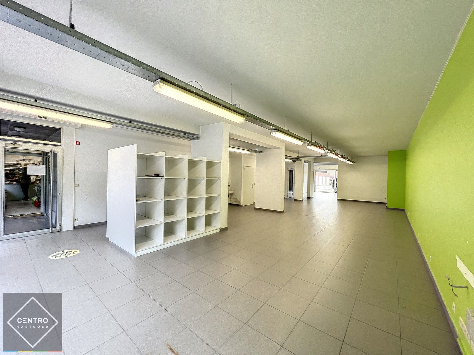 Handelspand  (winkel/kantoor) van 177m² mét patio TE HUUR in centrum Roeselare ! foto 4