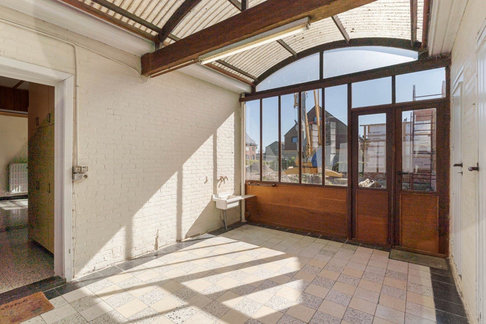Te renoveren woning op een zuidgericht perceel van 18a 99ca op een zeer gunstige centrale ligging foto 9