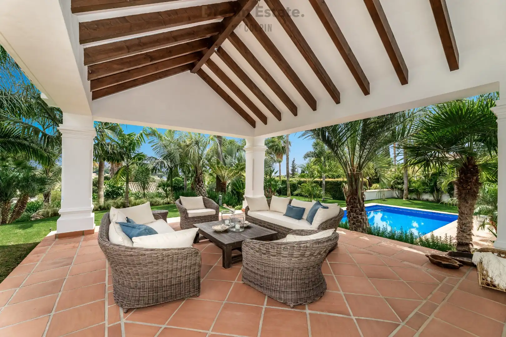 Een werkelijk prachtige Andalusische villa tegenover de golf te Benahavis regio. foto 9