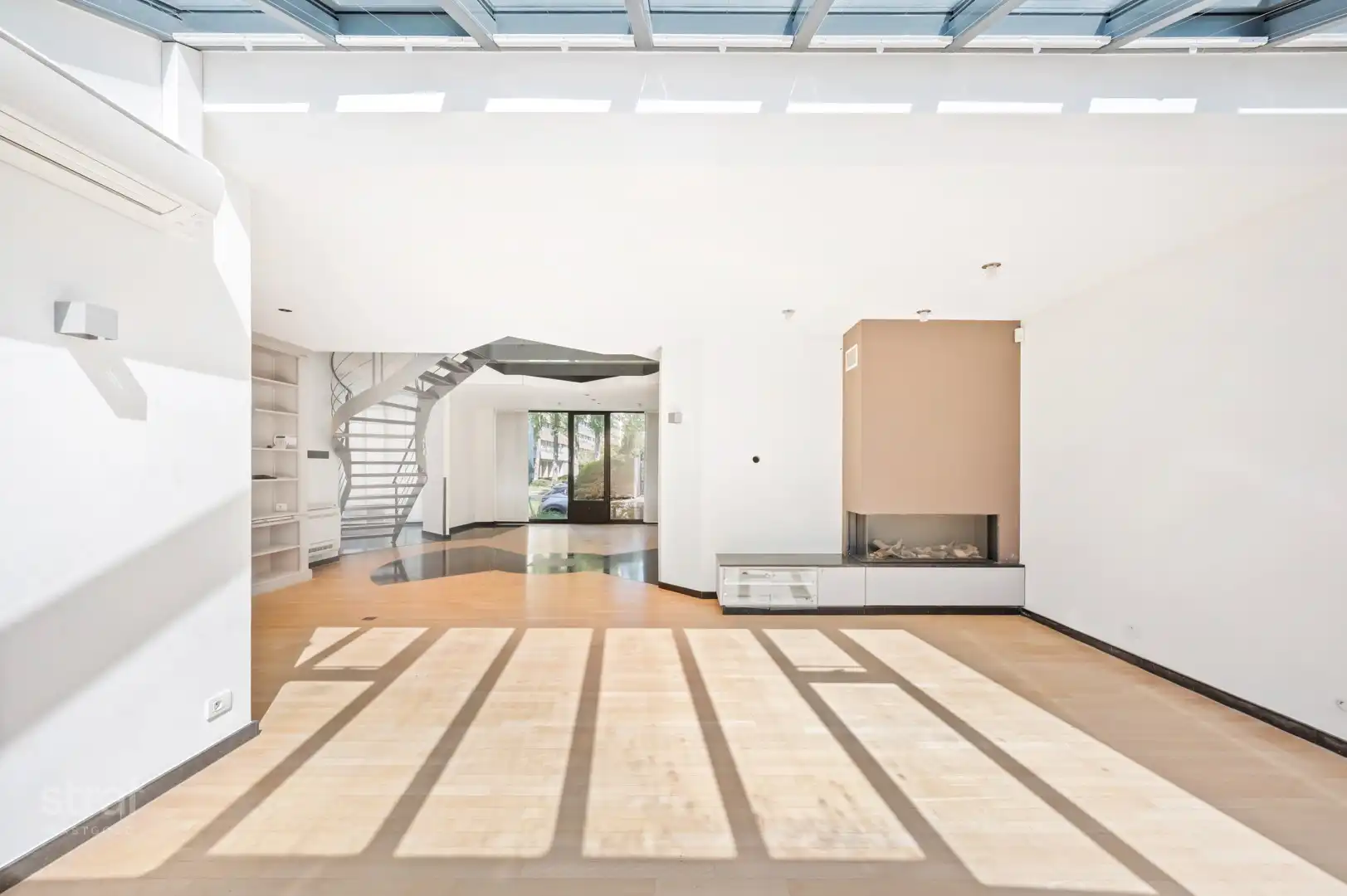 Ruim (en ook groot) huis op Linkeroever&nbsp;met praktijkruimte/ studio foto 2