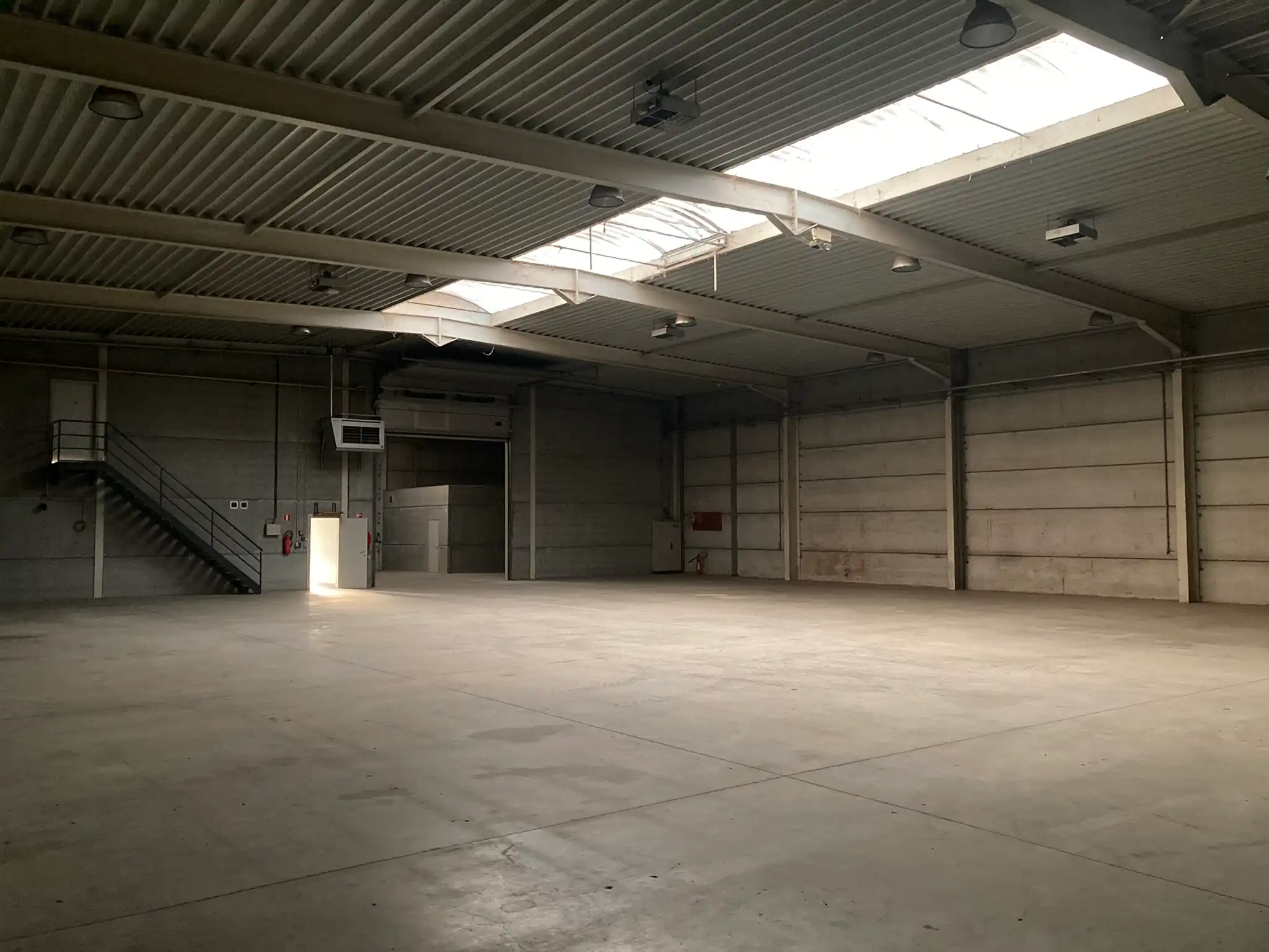 Bedrijfsgebouw met magazijn, kantoren, ruime buitenruimte en hoogspanningscabine te koop op bedrijventerrein Schendelbeke foto 4