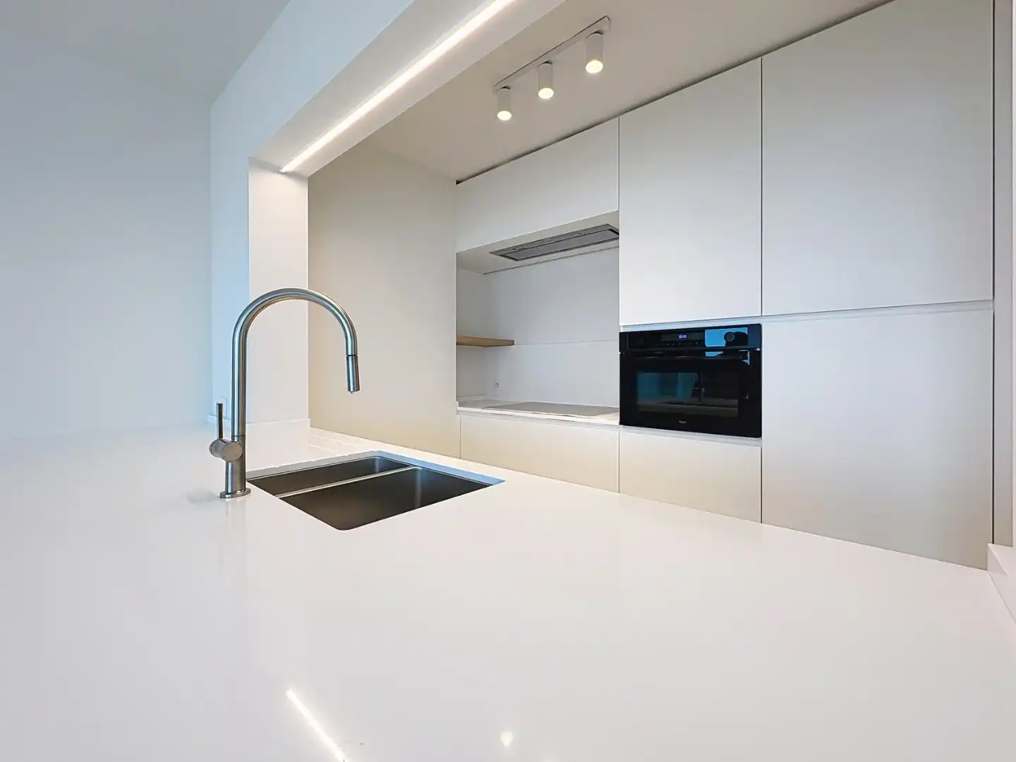 Volledig vernieuwd appartement met frontaal zeezicht foto 3