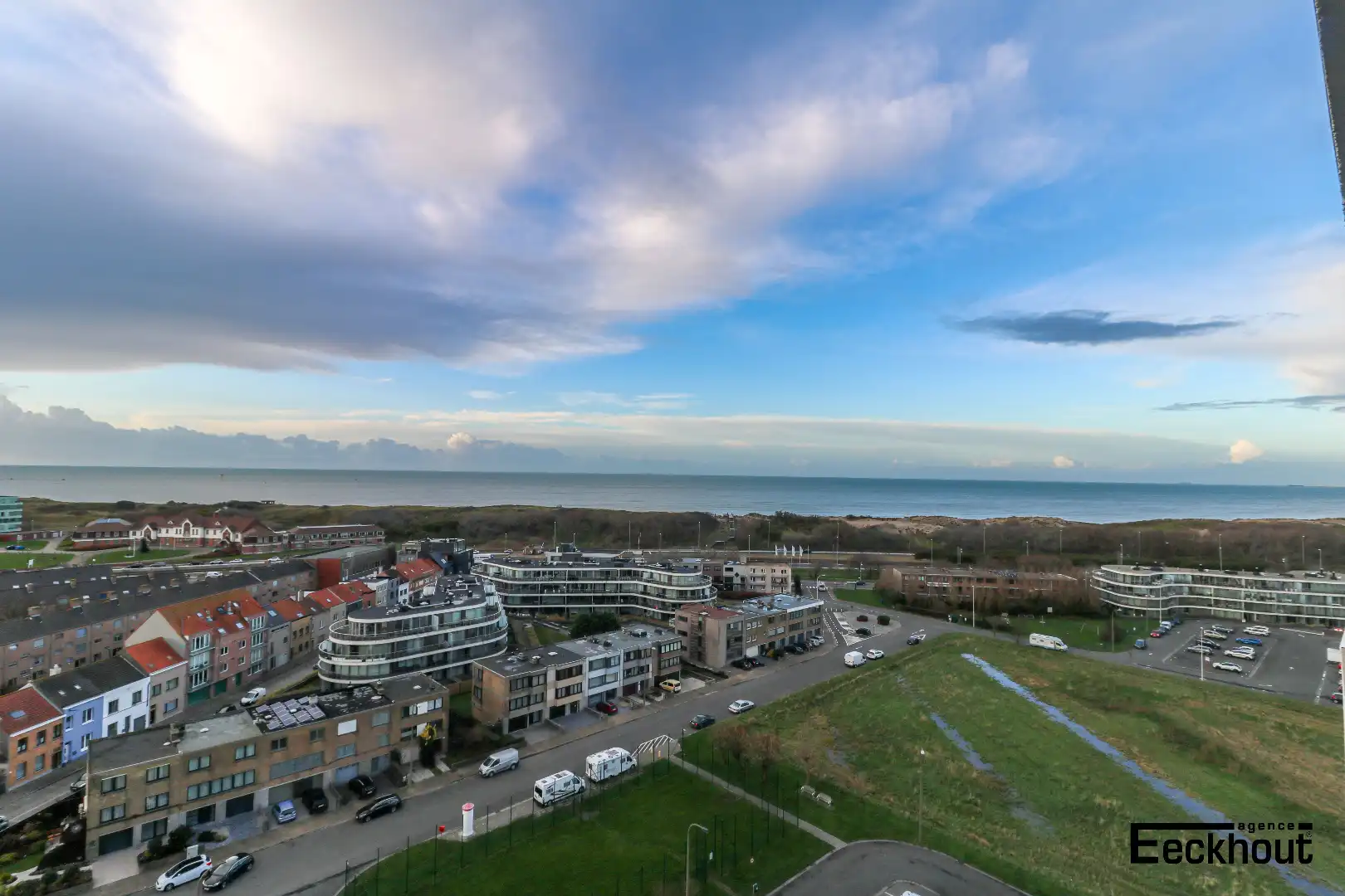 Ruim en lichtrijk 2 slaapkamer-appartement met prachtig open zicht te Bredene-Duinen! foto {{pictureIndex}}