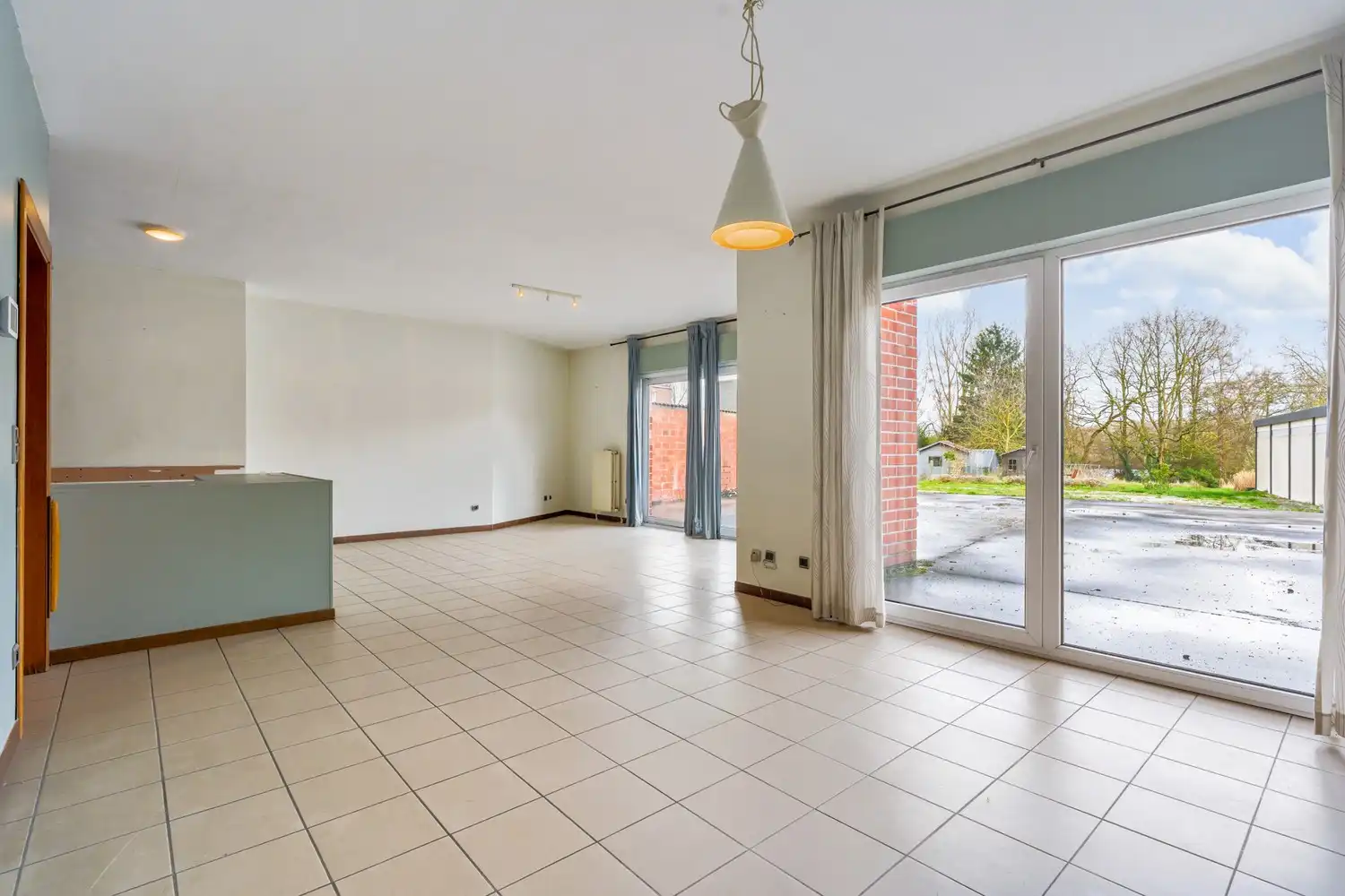 Gelijkvloers appartement met 2 slaapkamers, een ruim terras, 2 autostaanplaatsen, een kelder en een tuin grenzend aan de Vijvers van Bellefroid te Leuven! foto 3