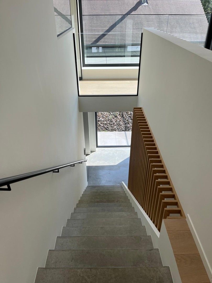 Recent gebouwde, energiezuinige villa gelegen in een rustige dreef van een centraal gelegen villawijk te Knokke-Heist. foto 5