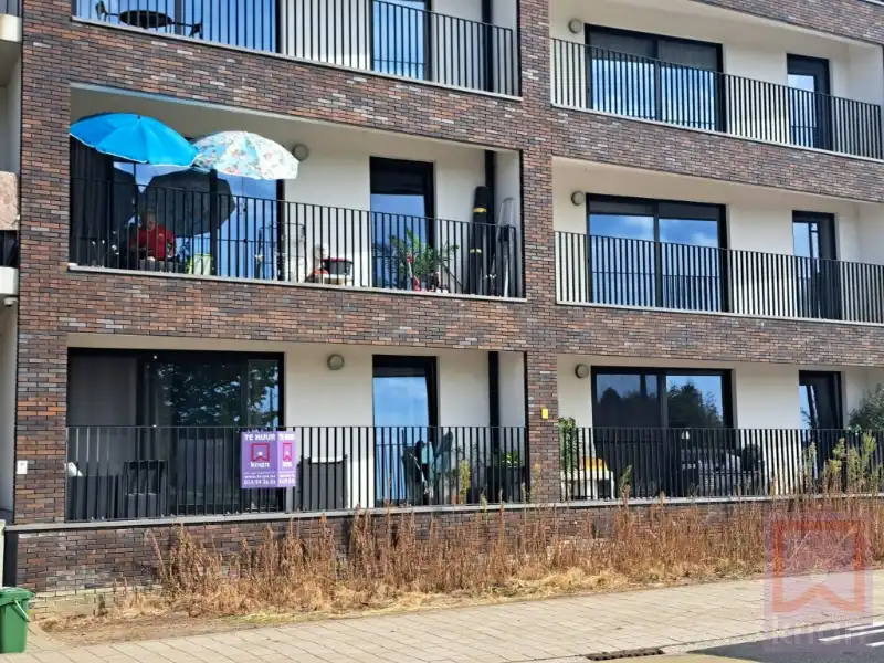 Instapklaar 1-slpk appartement met terras, autostaanplaats en grote kelderberging. foto {{pictureIndex}}