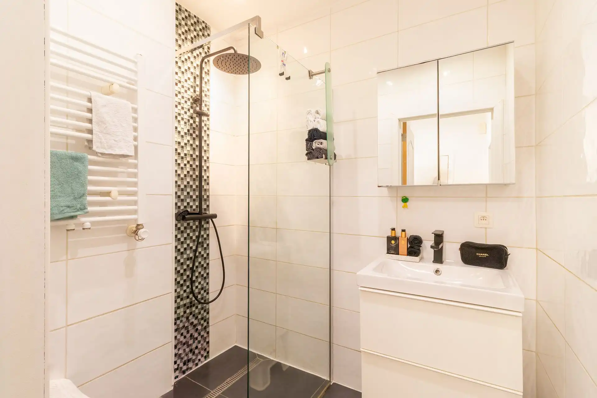 Lichtrijk en ruim appartement in rustige woonwijk foto 10