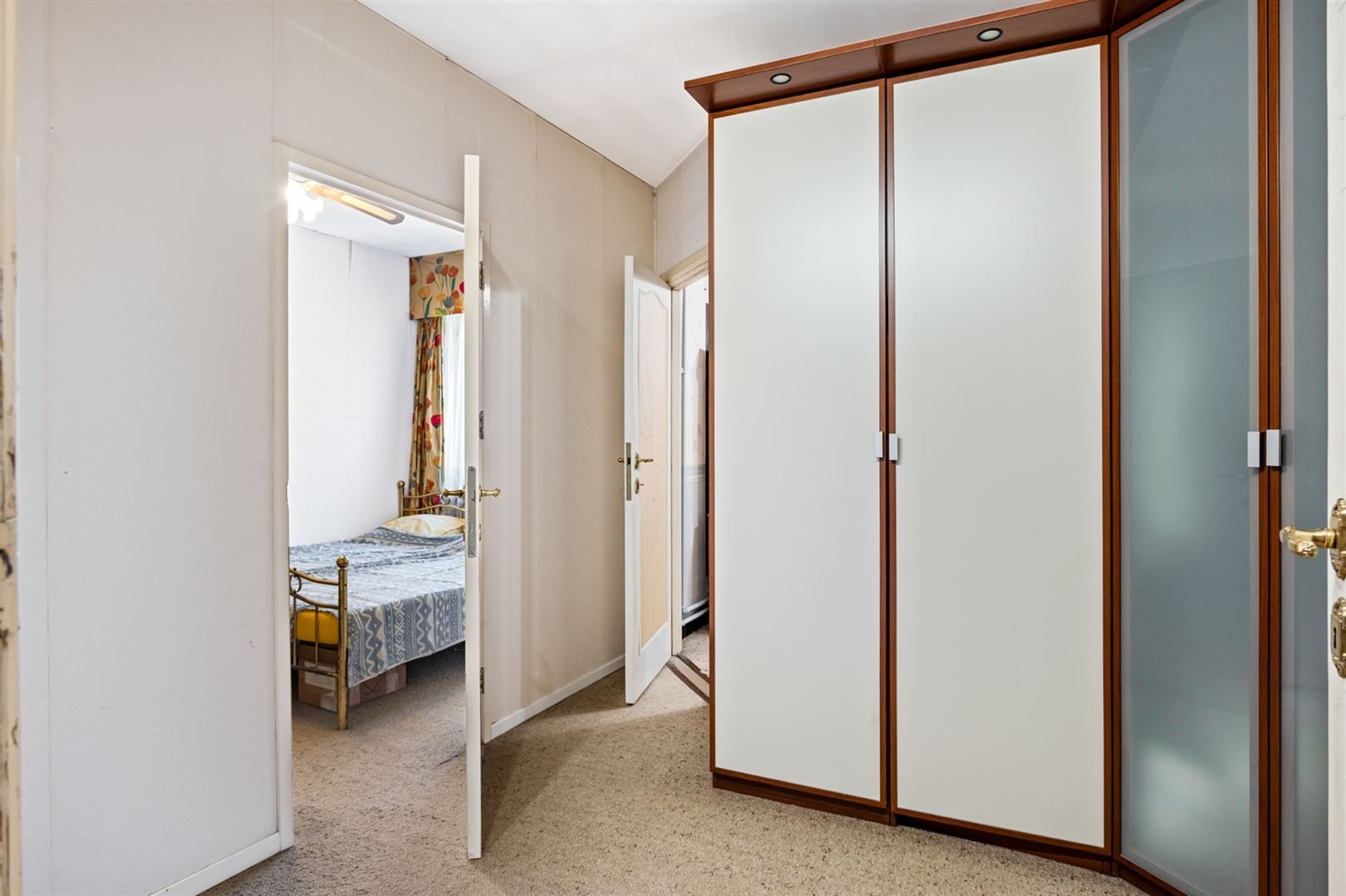 Ruime te renoveren woning in het gegeerde Ekeren-Donk. foto 16