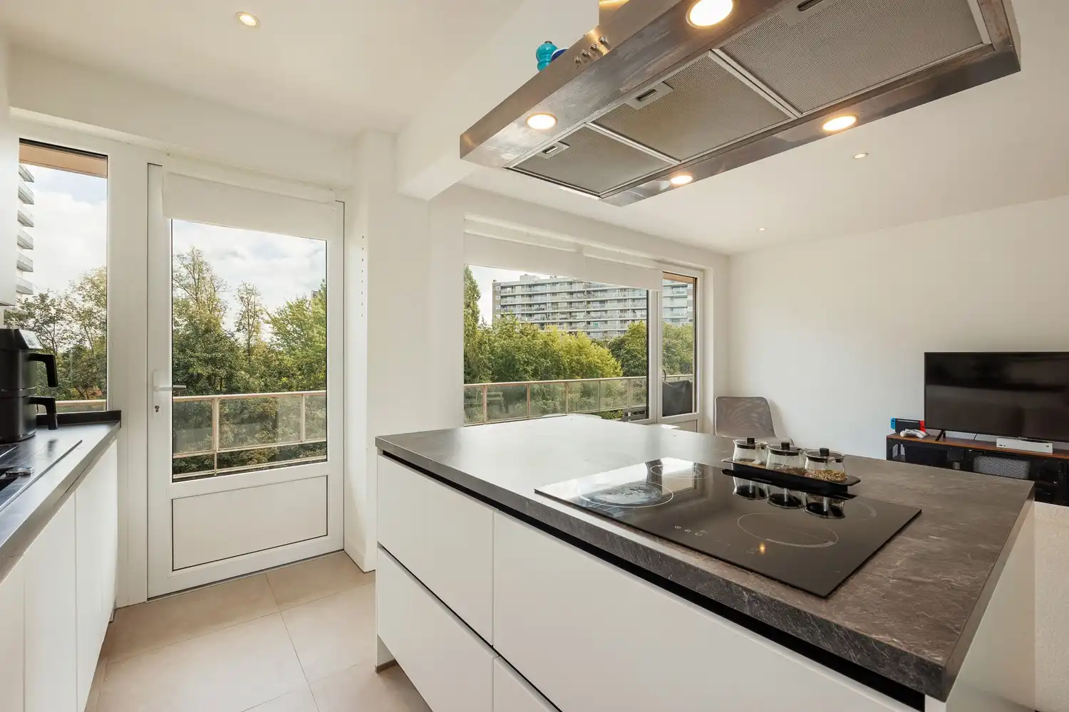 Lichtrijk 2-slaapkamerappartement met ruim terras op toplocatie in Berchem! foto 3
