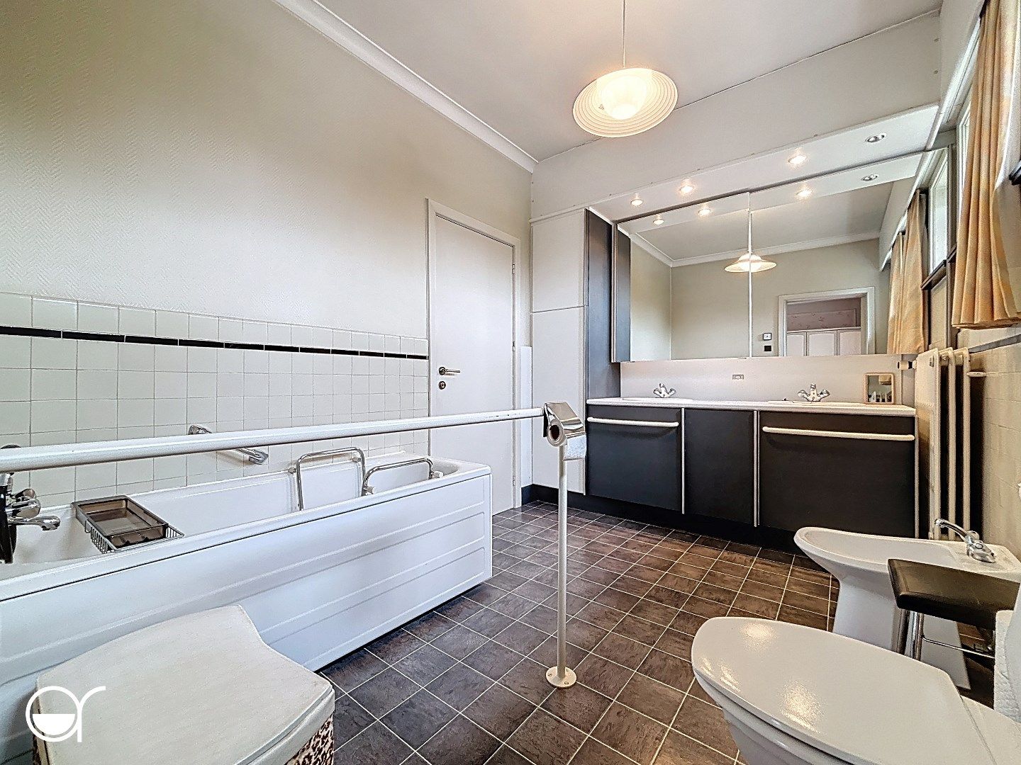 Te renoveren woning met magazijn, tuinhuis en dubbele garage foto 16