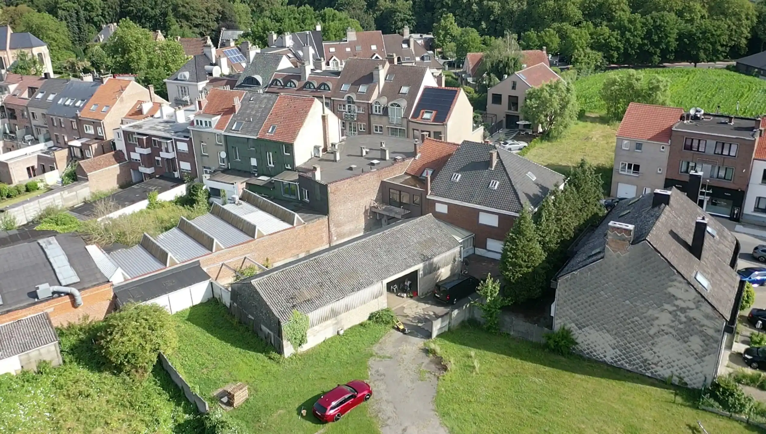 Hoofdfoto van de publicatie: UNIEKE DRIEGEVELWONING MET LOODS VAN 160 M² IN HET CENTRUM VAN GROOT-BIJGAARDEN!