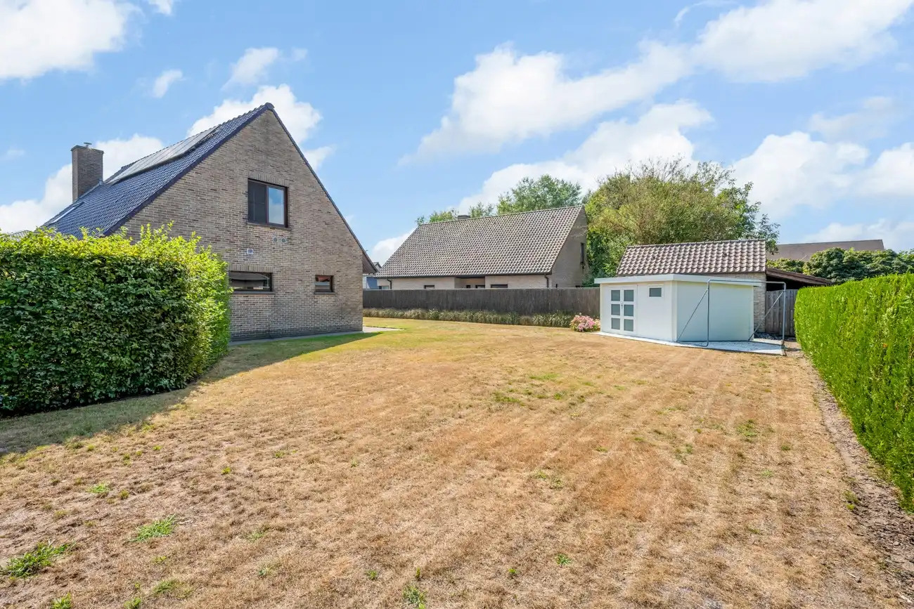 Degelijke alleenstaande villa met inpandige garage en zonnige tuin op een heel rustige toplocatie nabij het centrum van Lochristi! foto 22