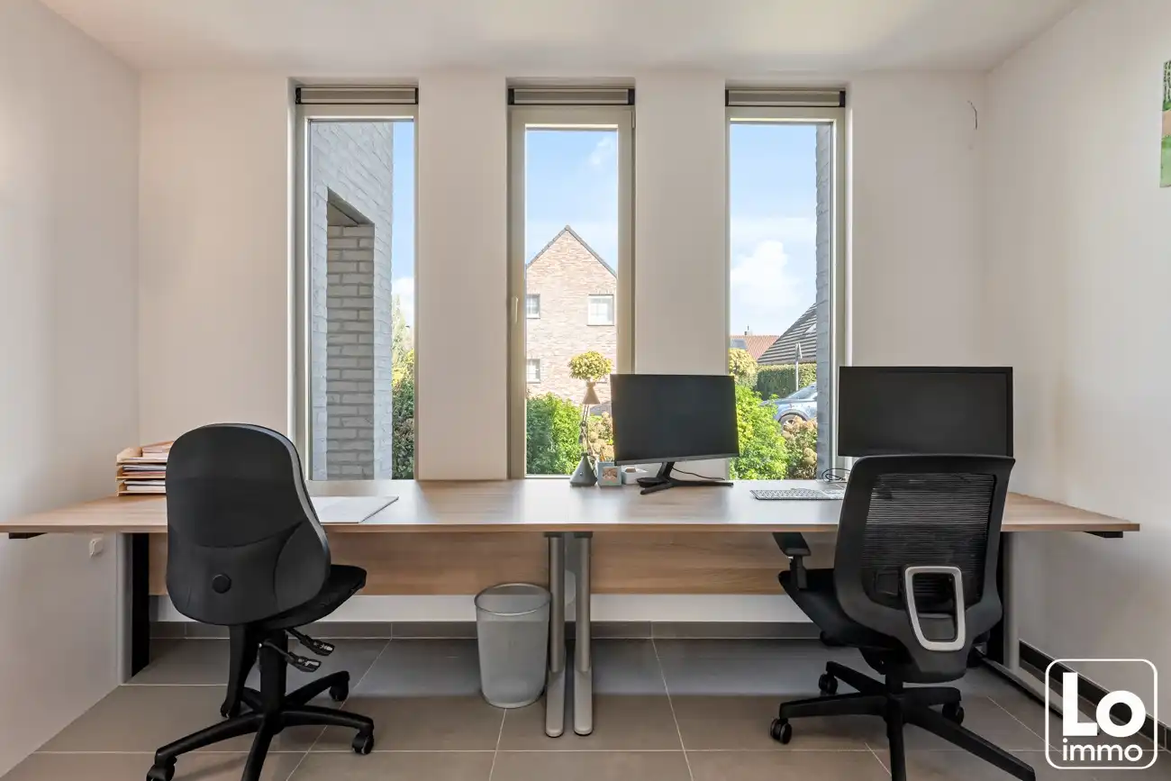 Instap klare moderne open villa met dubbele inpandige garage en een gezellige tuin op een toplocatie nabij het centrum van Lochristi! foto 18