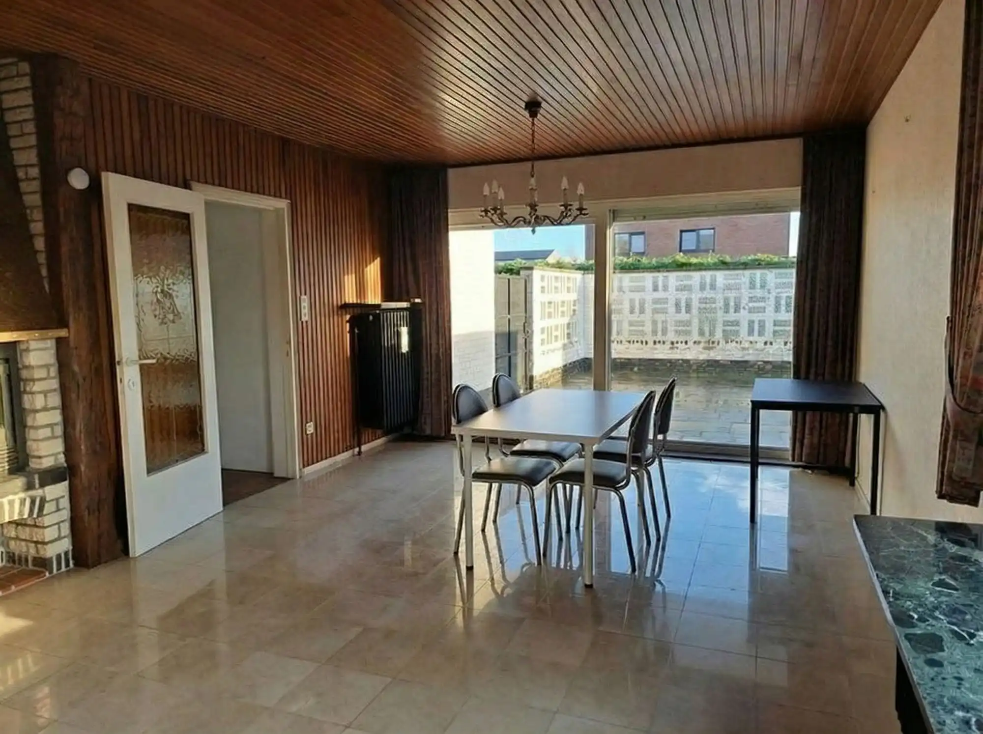 Villa met 4 slaapkamers, grote garage, veel parkeergelegenheid en een afgesloten tuin. foto 6