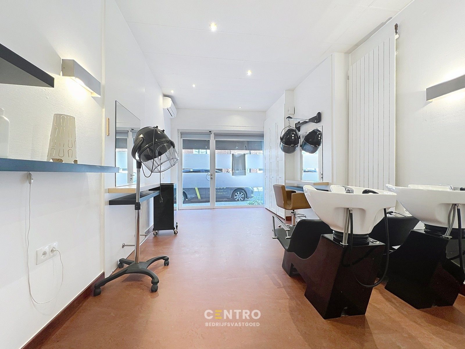 Veelzijdig pand bestaande uit RUIME woning met kantoor/praktijk/winkelruimte (267m²) + VERHUURD handelsgelijkvloers (238m²) op COMMERCIËLE ligging te Tielt! foto 5