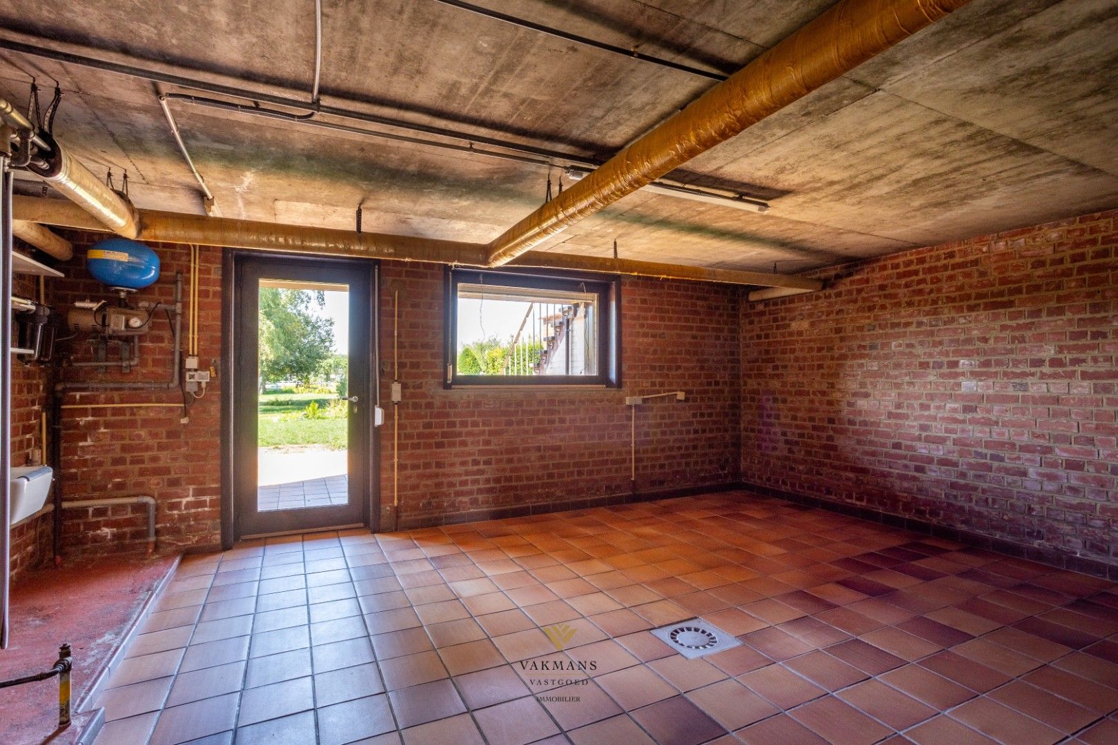 Woning met 3 slaapkamers en grote dubbele garage op prachtige locatie. foto 19