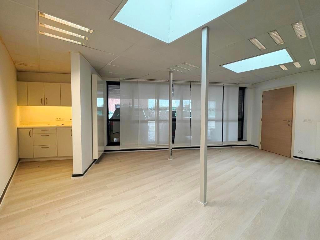 Duurzaam en sterk visueel gelegen kantoorgebouw met 3 standplaatsen en groot bovenliggend appartement. foto 10