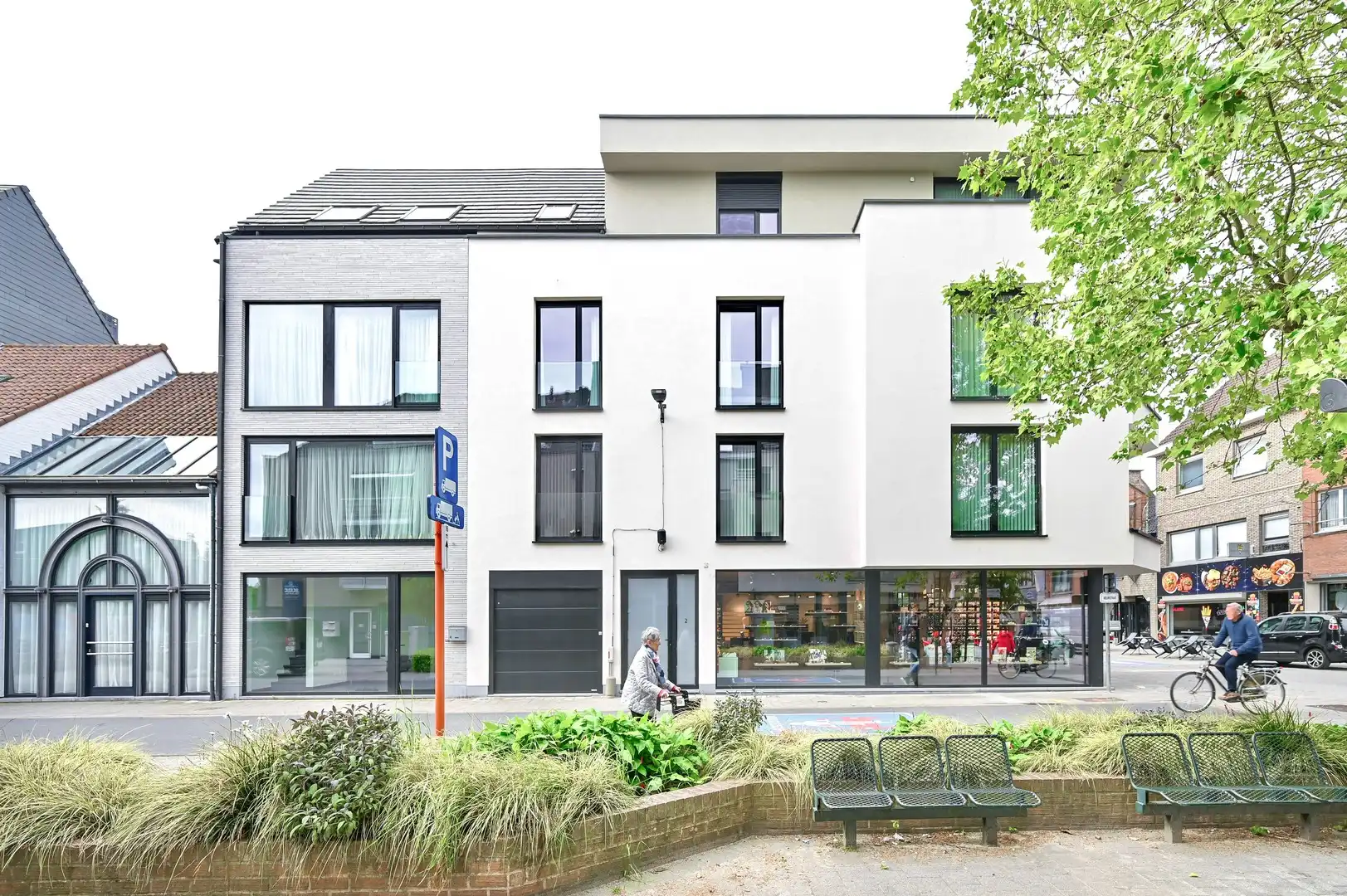 Instapklaar en volledig bemeubeld dakappartement te koop in hartje Bornem foto {{pictureIndex}}