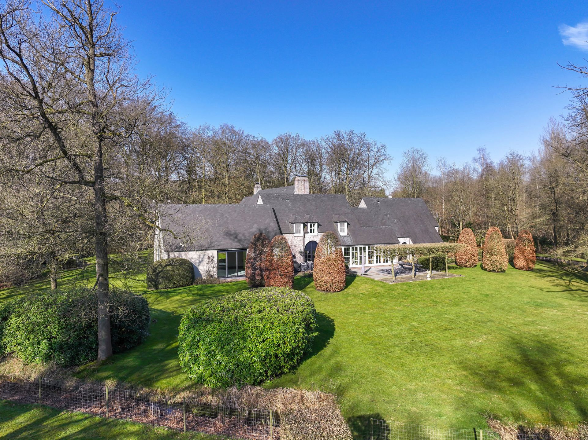 Exclusieve kasteelhoeve met zwembad op 2,7 ha grond, grenzend aan natuurgebied foto 7